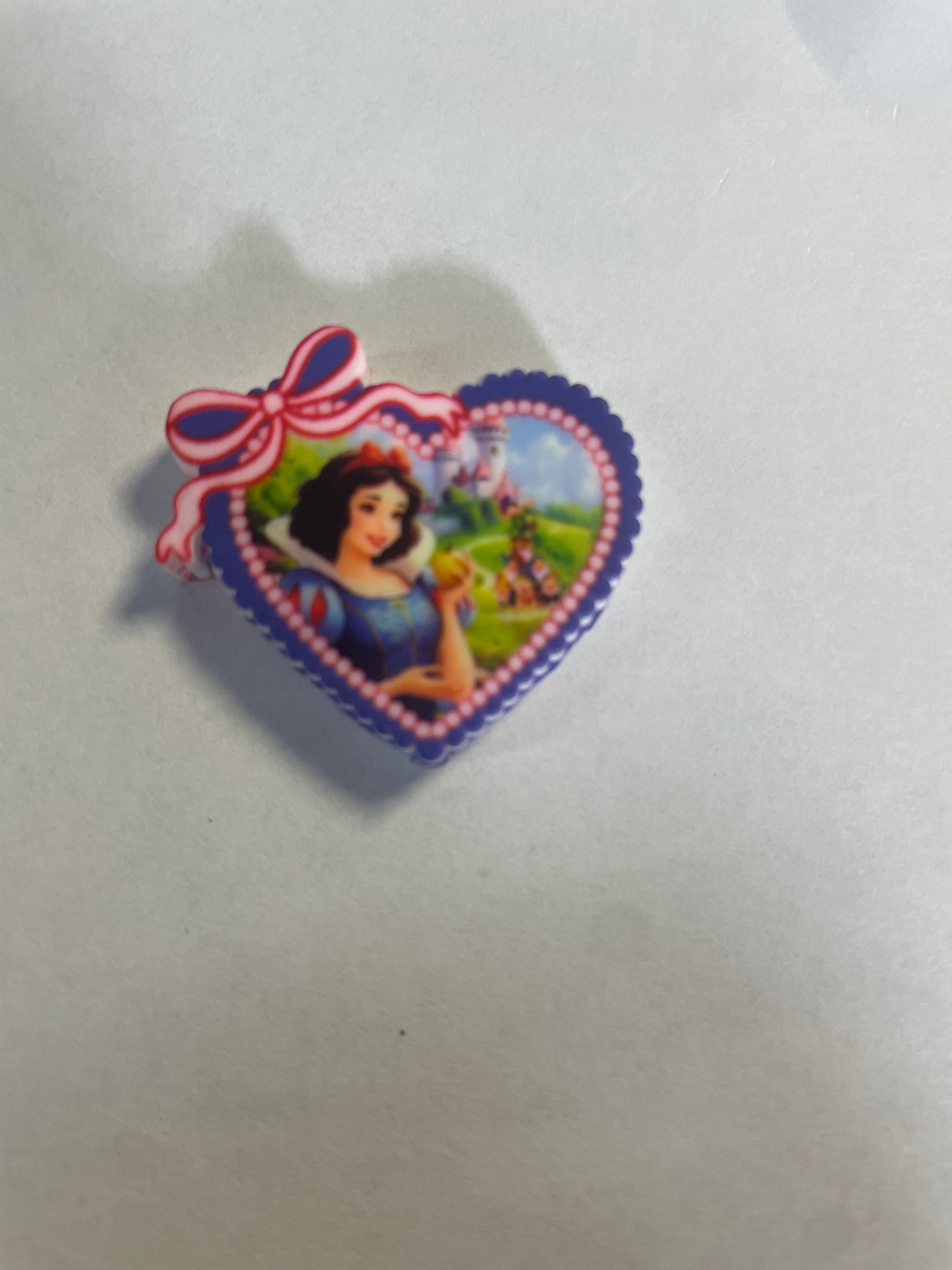 Focal 2d heart with bow Snow White