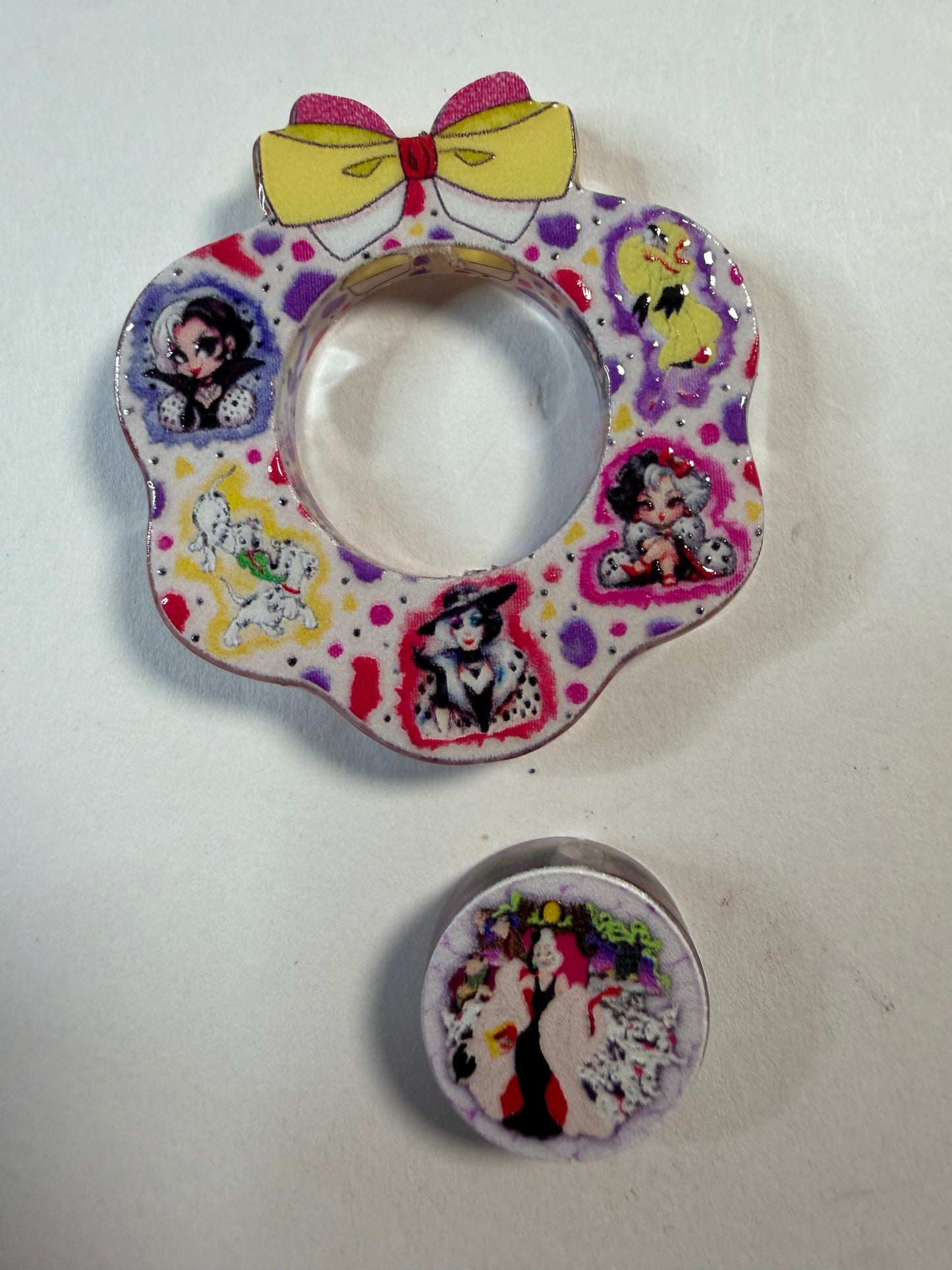 Acrylic focal 2 piece set Wreath Cruella from 101 Dalmatians