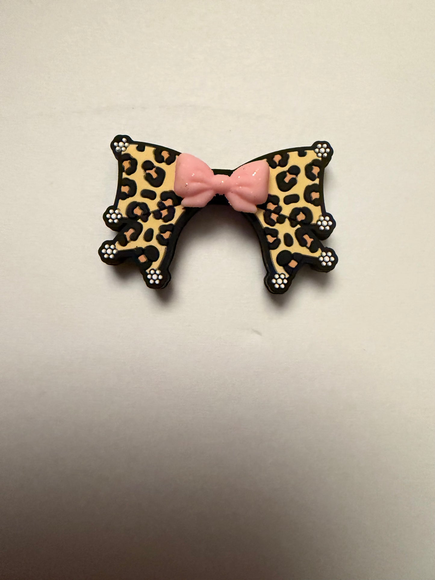 Focal 2d with 3d pink bow on a cheetah bow