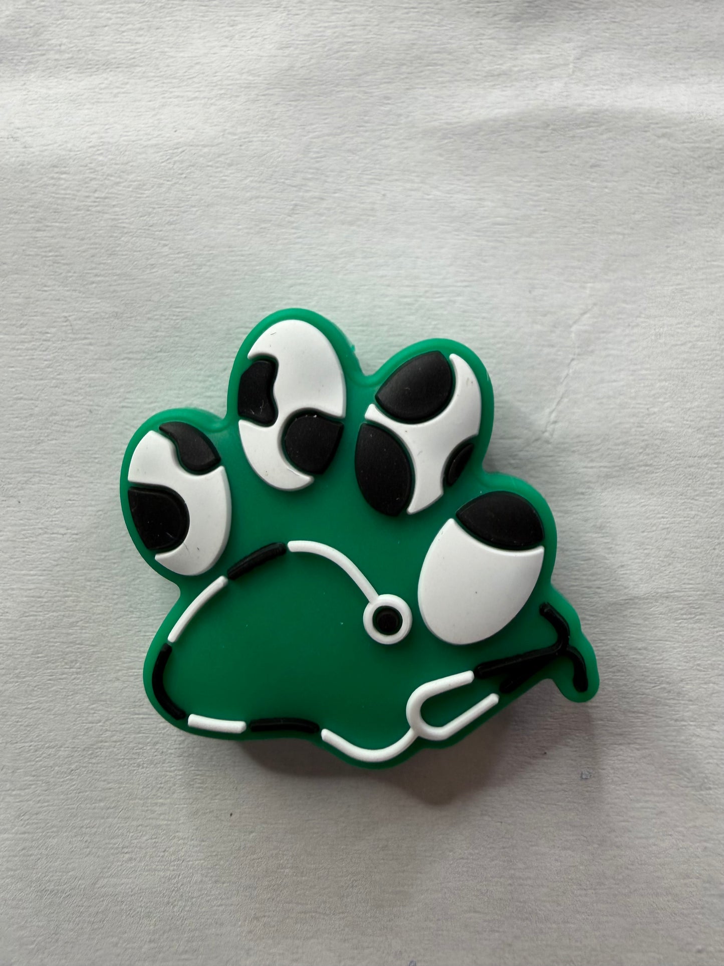 Focal 2d paw print with stethoscope