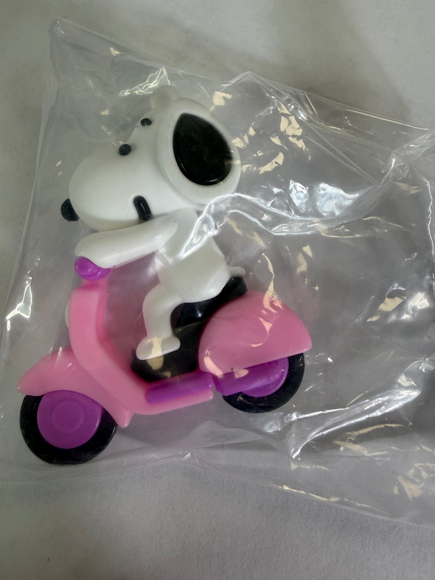 Pen topper silicone Snoopy on scooter