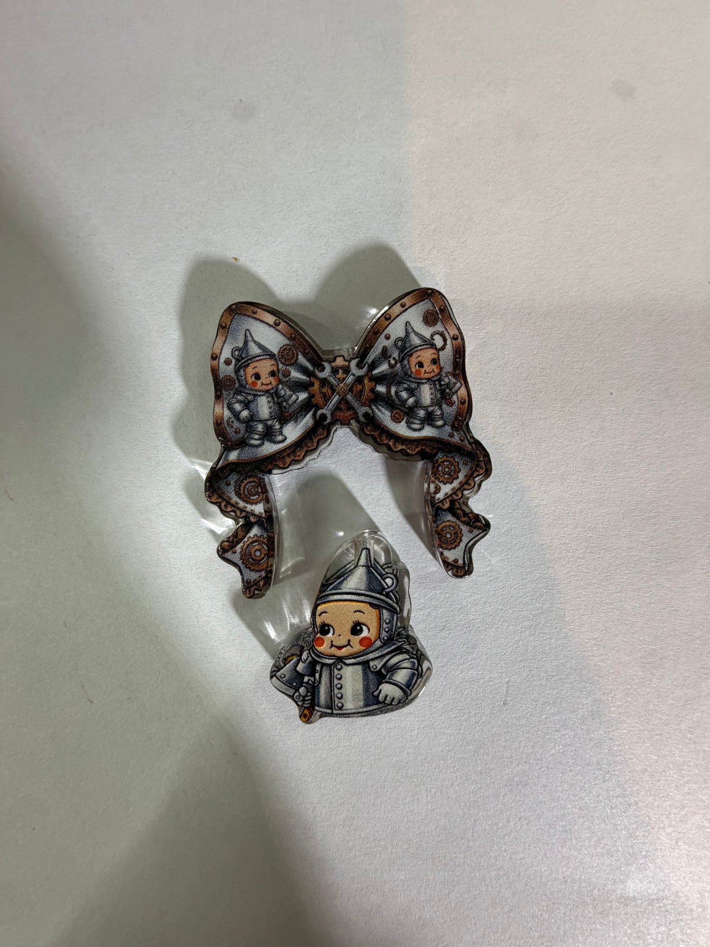 Acrylic focal 2 piece set Bow tin man