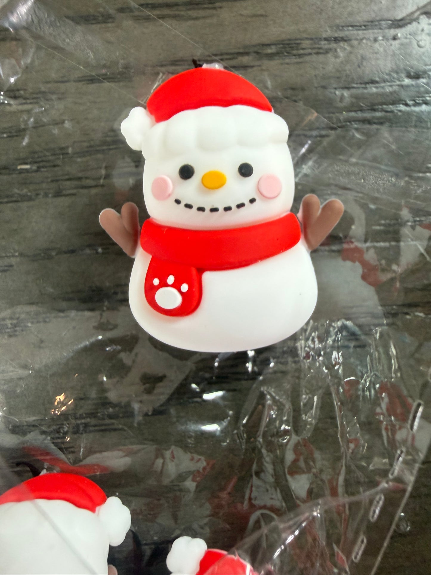Focal 3d snowman with paw print