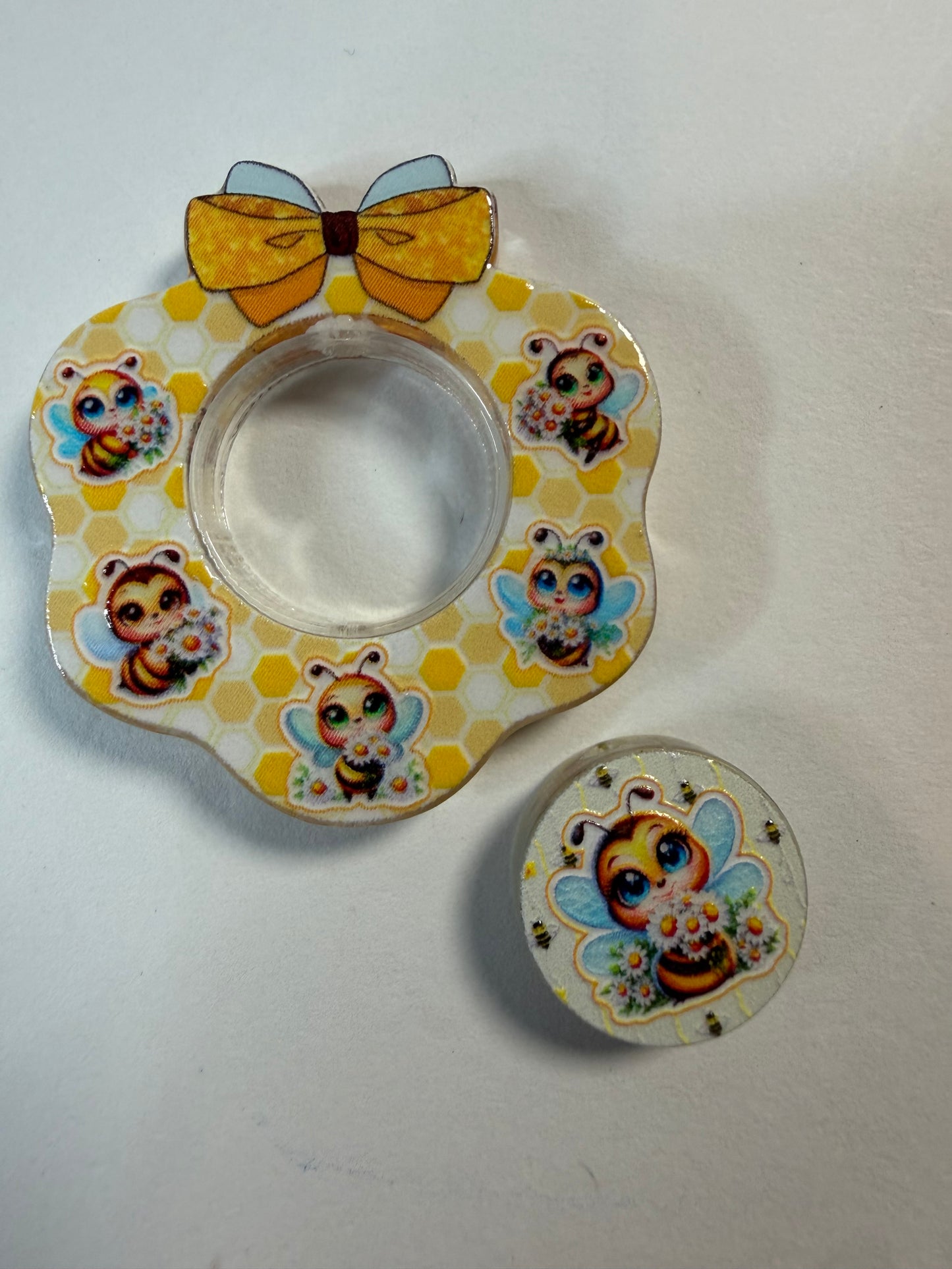 Acrylic focal 2 piece set Wreath yellow bee
