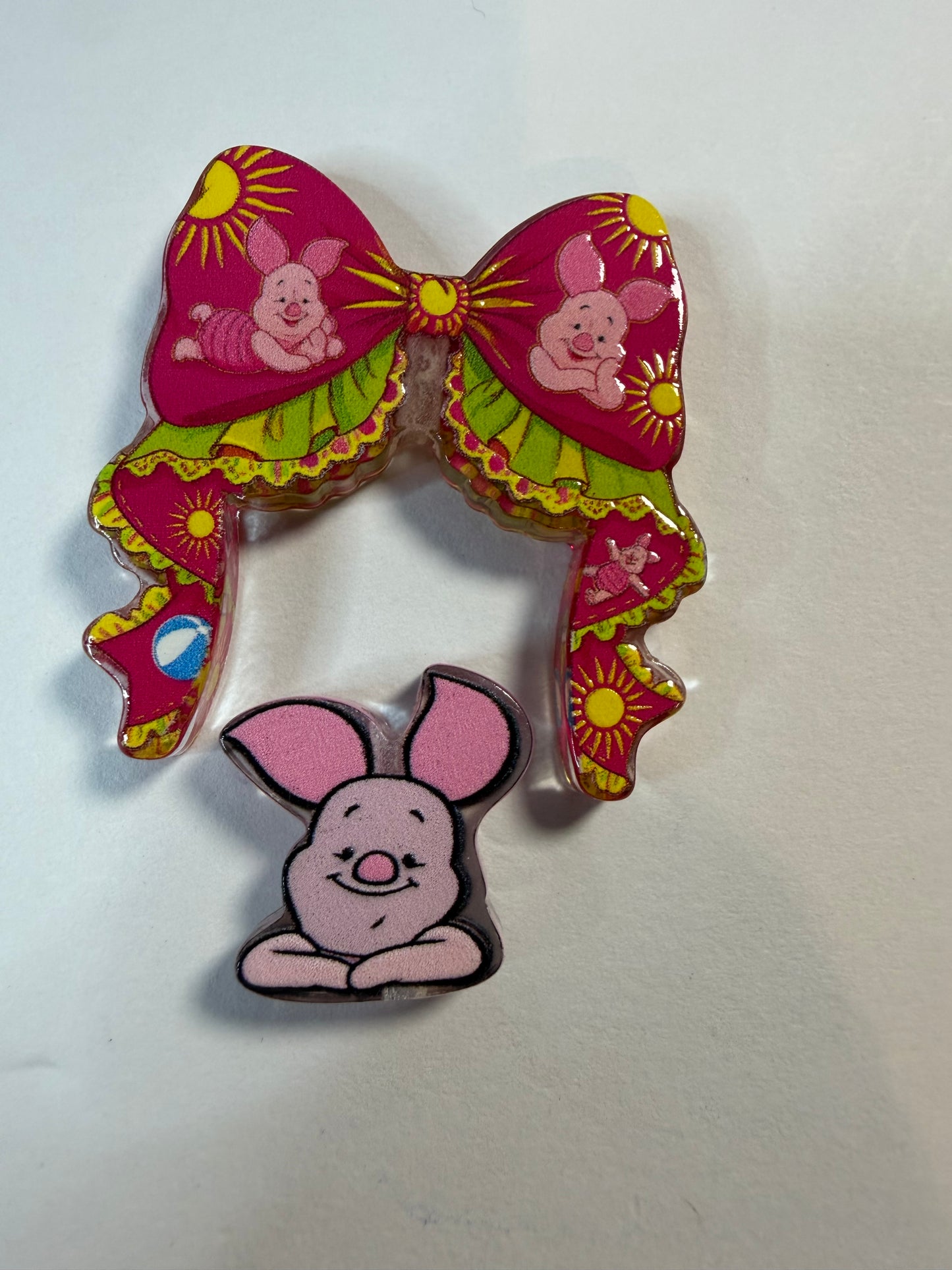 Acrylic focal 2 piece set Bow piglet
