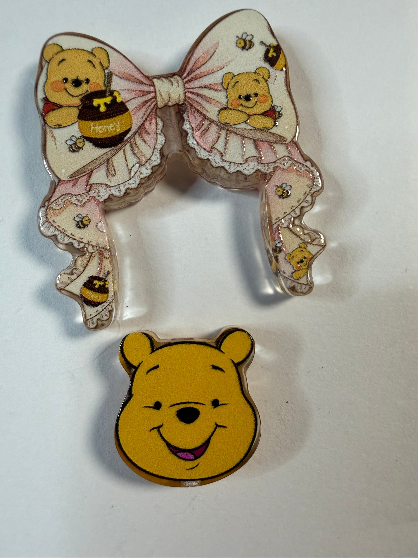 Acrylic focal 2 piece set Bow Pooh with honey pot