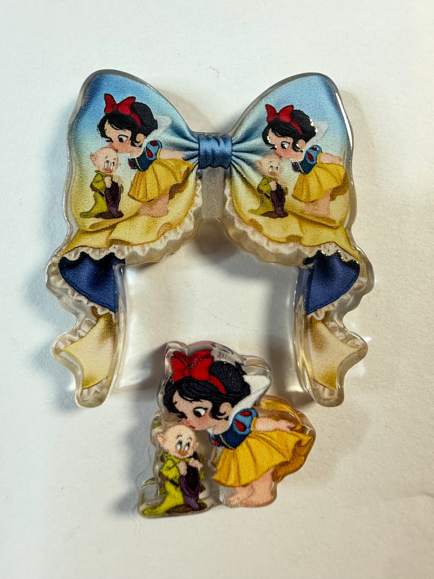 Acrylic focal 2 piece set Bow Snow White kissing dwarf
