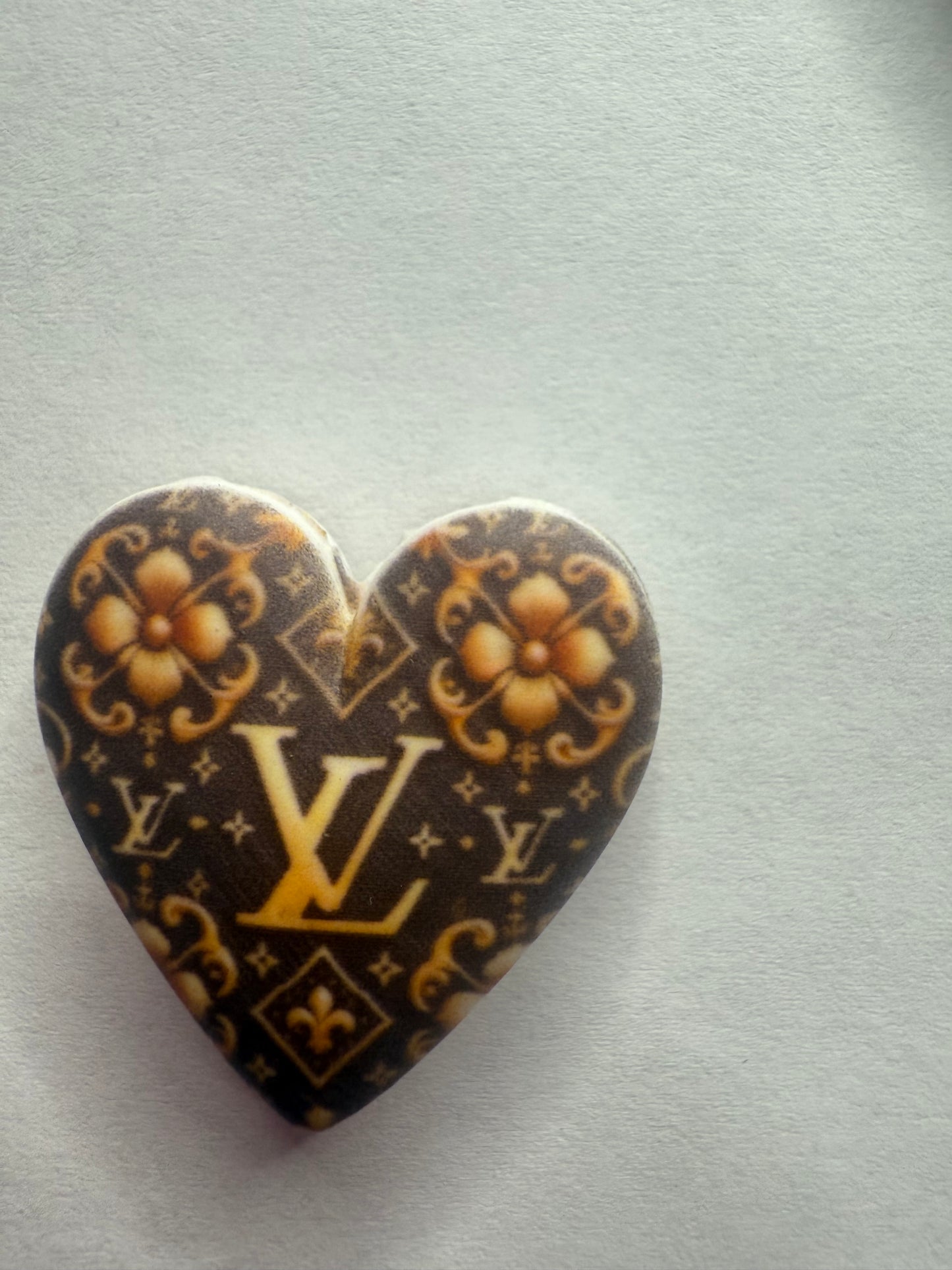 Focal 2d Lv heart brown with flowers