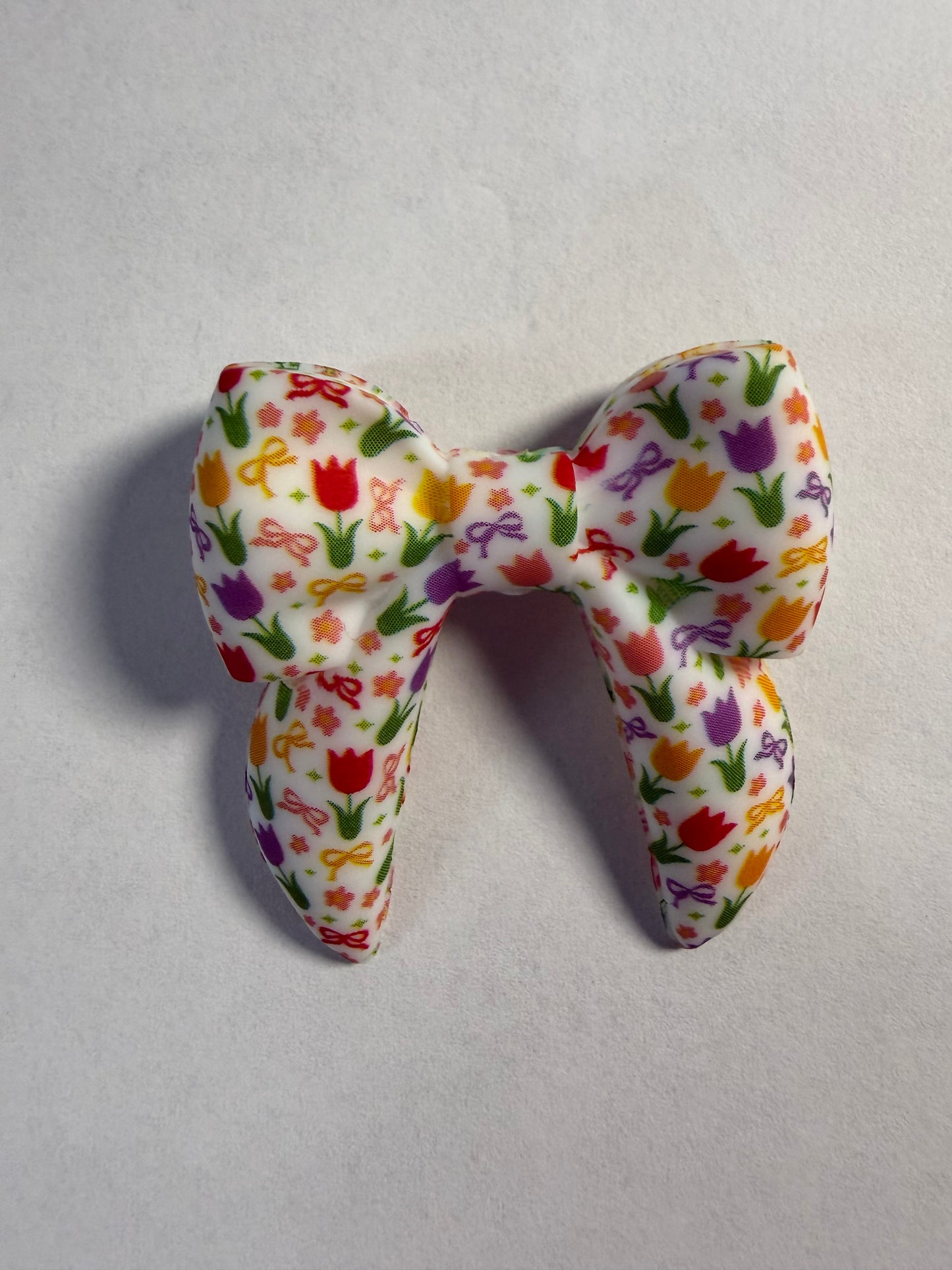 Focal 3d bow with printed tulip and bows