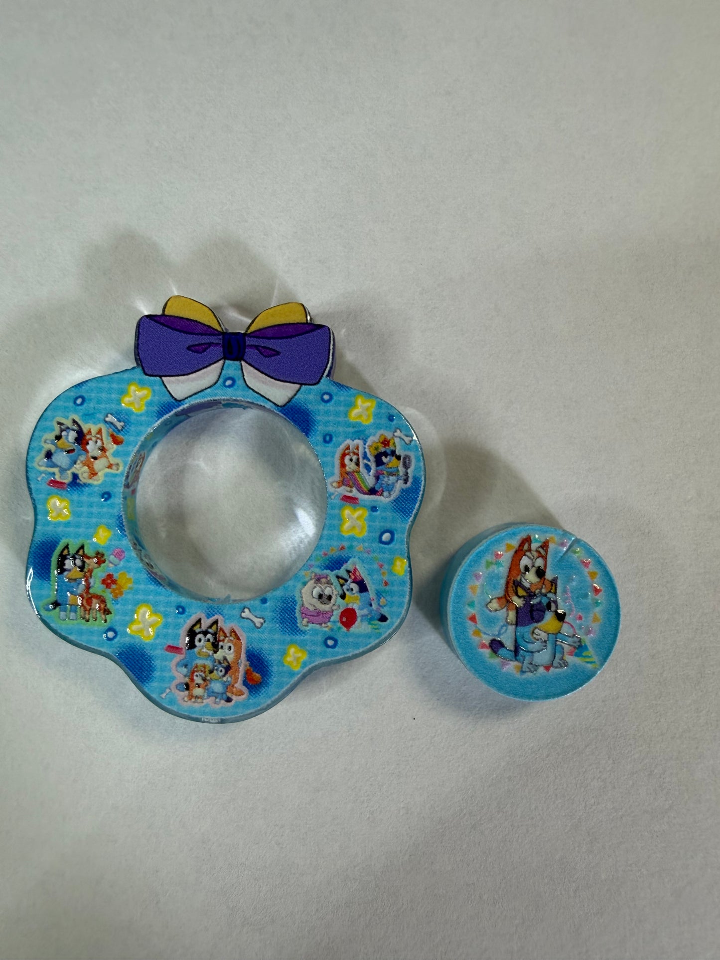 Acrylic focal 2 piece set wreath Bluey